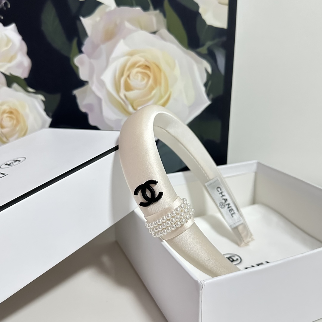  配专柜包装
Chanel（香奈儿）最新发箍
小仙女快入手
特殊材质 不嘞头
可盐可甜～