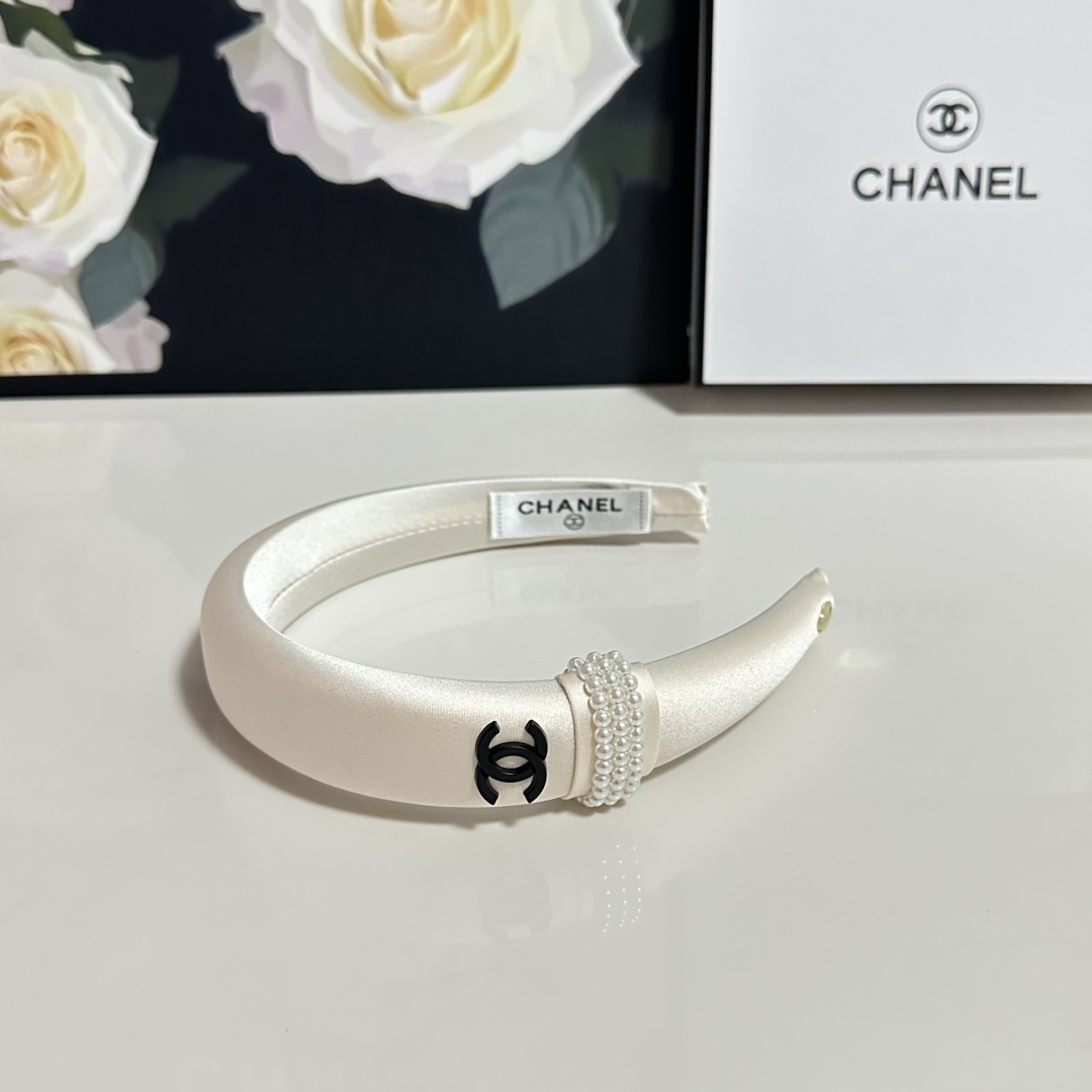  配专柜包装
Chanel（香奈儿）最新发箍
小仙女快入手
特殊材质 不嘞头
可盐可甜～