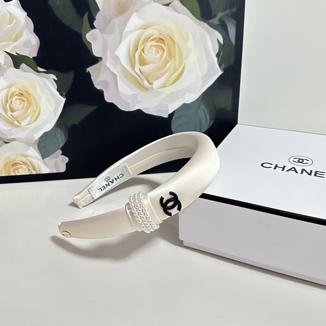  配专柜包装
Chanel（香奈儿）最新发箍
小仙女快入手
特殊材质 不嘞头
可盐可甜～