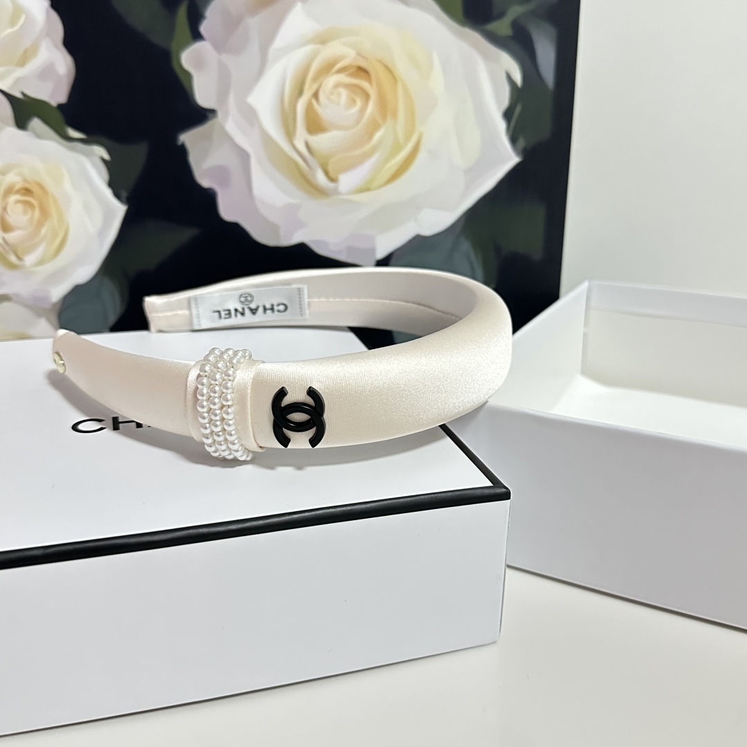  配专柜包装
Chanel（香奈儿）最新发箍
小仙女快入手
特殊材质 不嘞头
可盐可甜～