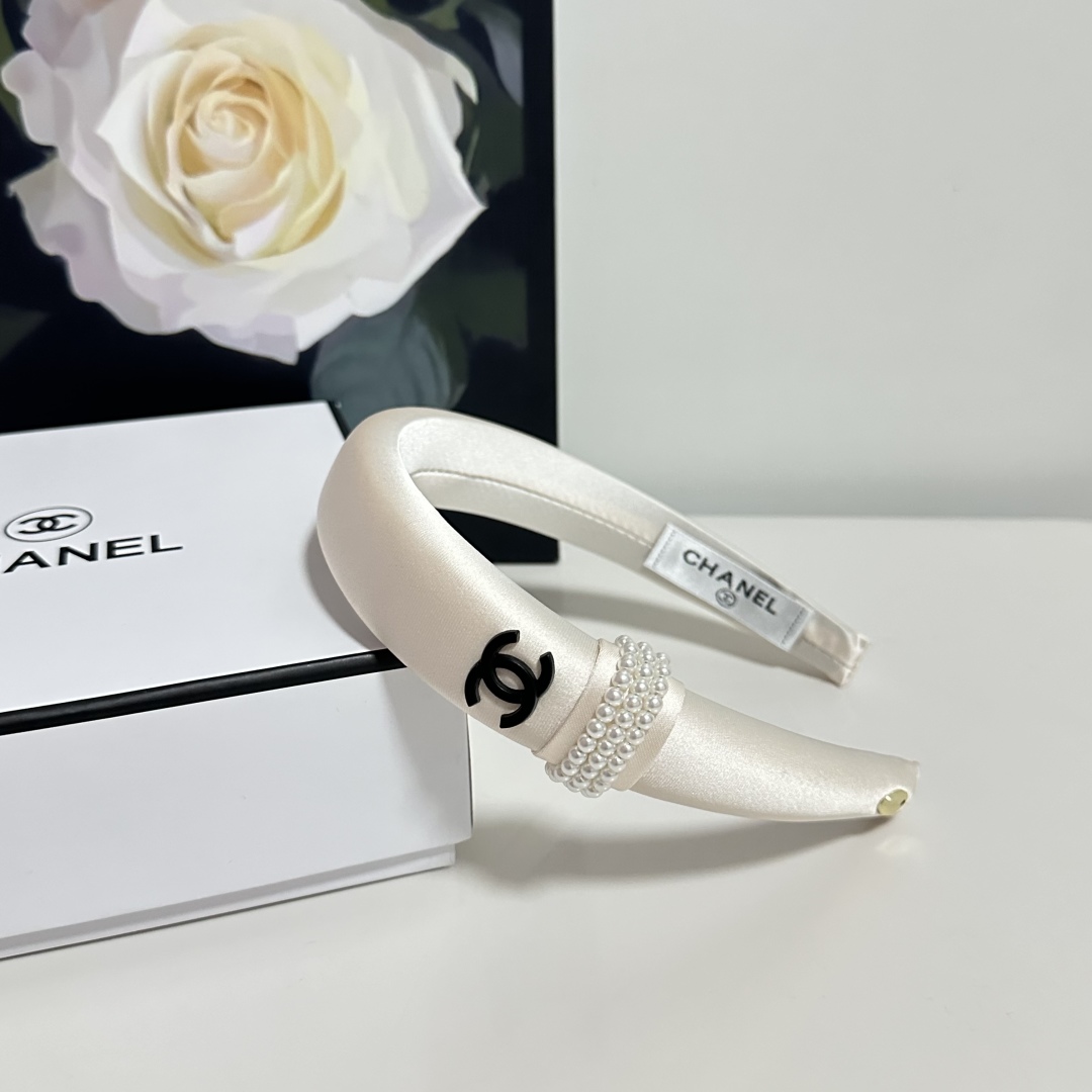  配专柜包装
Chanel（香奈儿）最新发箍
小仙女快入手
特殊材质 不嘞头
可盐可甜～