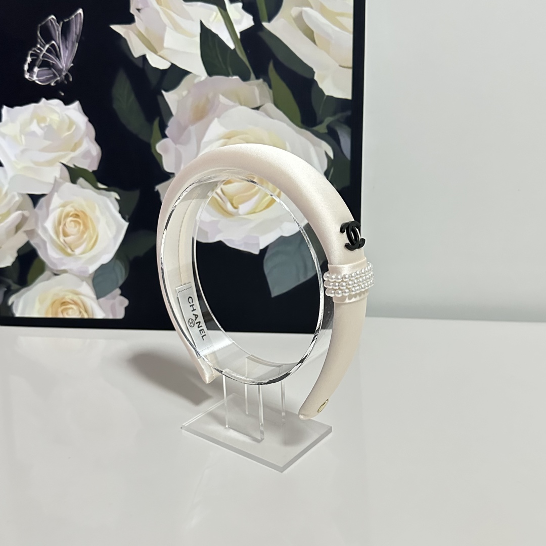  配专柜包装
Chanel（香奈儿）最新发箍
小仙女快入手
特殊材质 不嘞头
可盐可甜～