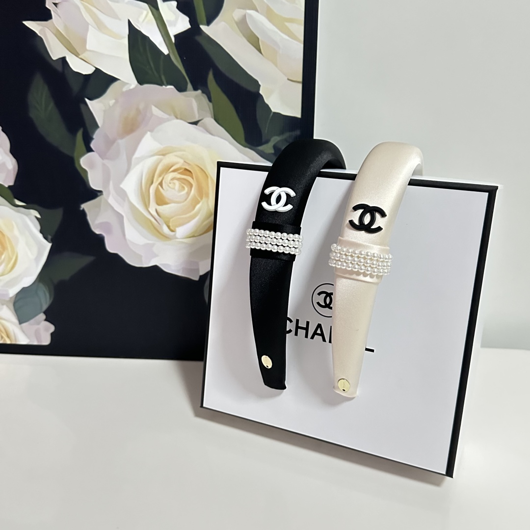  配专柜包装
Chanel（香奈儿）最新发箍
小仙女快入手
特殊材质 不嘞头
可盐可甜～