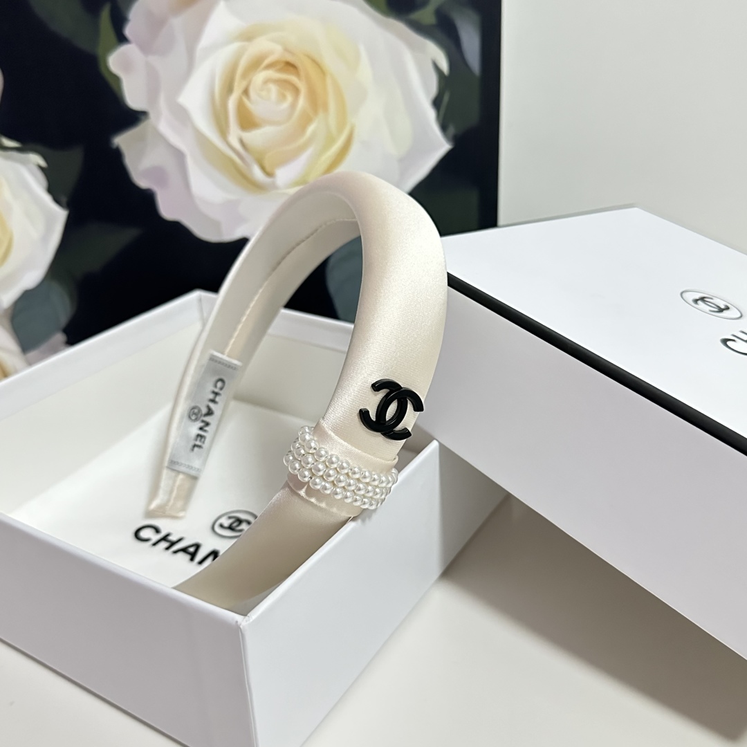  配专柜包装
Chanel（香奈儿）最新发箍
小仙女快入手
特殊材质 不嘞头
可盐可甜～