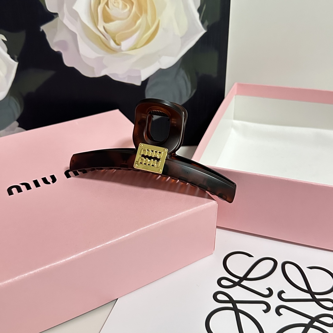  配专柜包装 
MiuMiu（缪缪）最新爆款来啦✨💫
中古vintage复古抓夹
优雅的girl值得入手