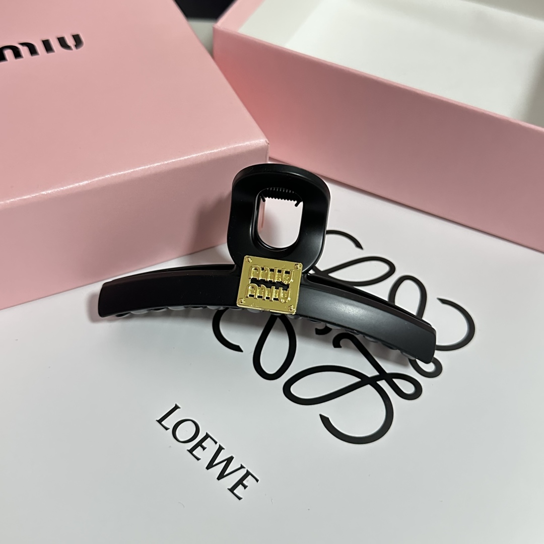  配专柜包装 
MiuMiu（缪缪）最新爆款来啦✨💫
中古vintage复古抓夹
优雅的girl值得入手
