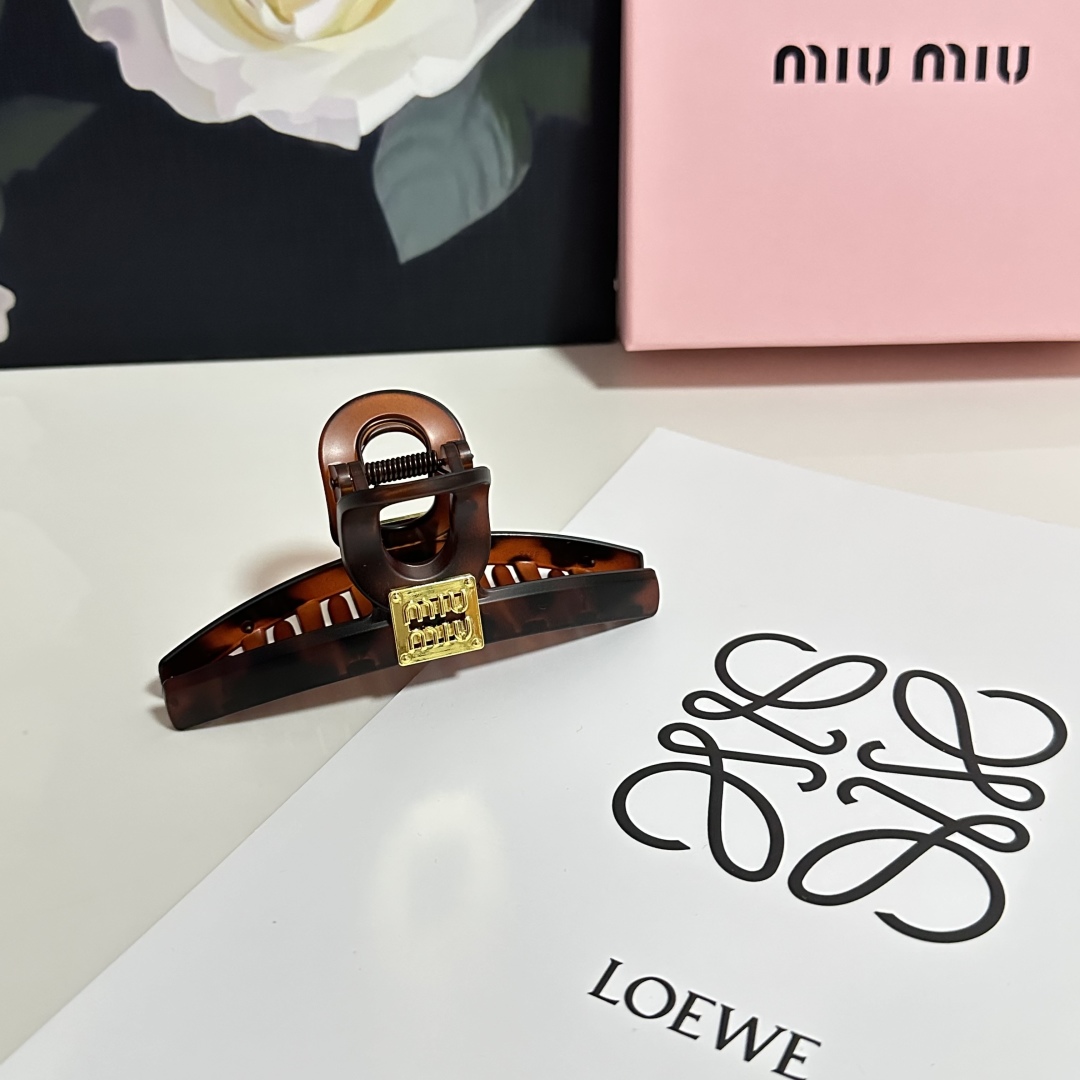 配专柜包装 
MiuMiu（缪缪）最新爆款来啦✨💫
中古vintage复古抓夹
优雅的girl值得入手
