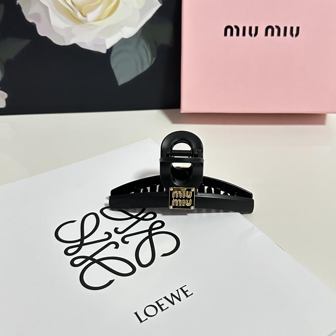  配专柜包装 
MiuMiu（缪缪）最新爆款来啦✨💫
中古vintage复古抓夹
优雅的girl值得入手