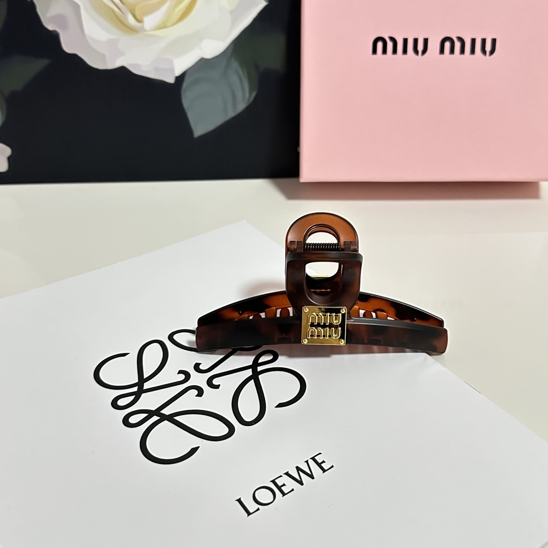  配专柜包装 
MiuMiu（缪缪）最新爆款来啦✨💫
中古vintage复古抓夹
优雅的girl值得入手