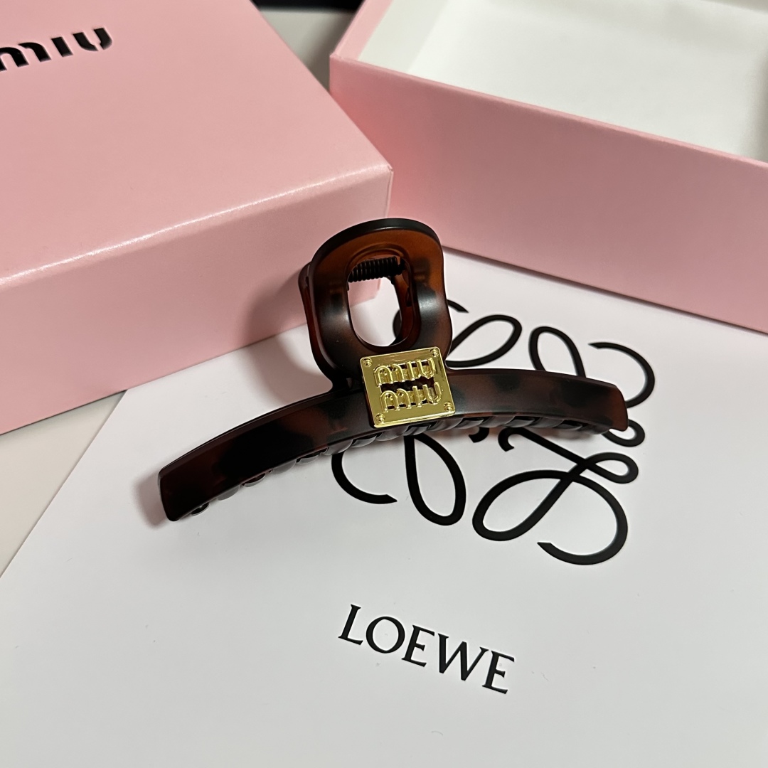  配专柜包装 
MiuMiu（缪缪）最新爆款来啦✨💫
中古vintage复古抓夹
优雅的girl值得入手