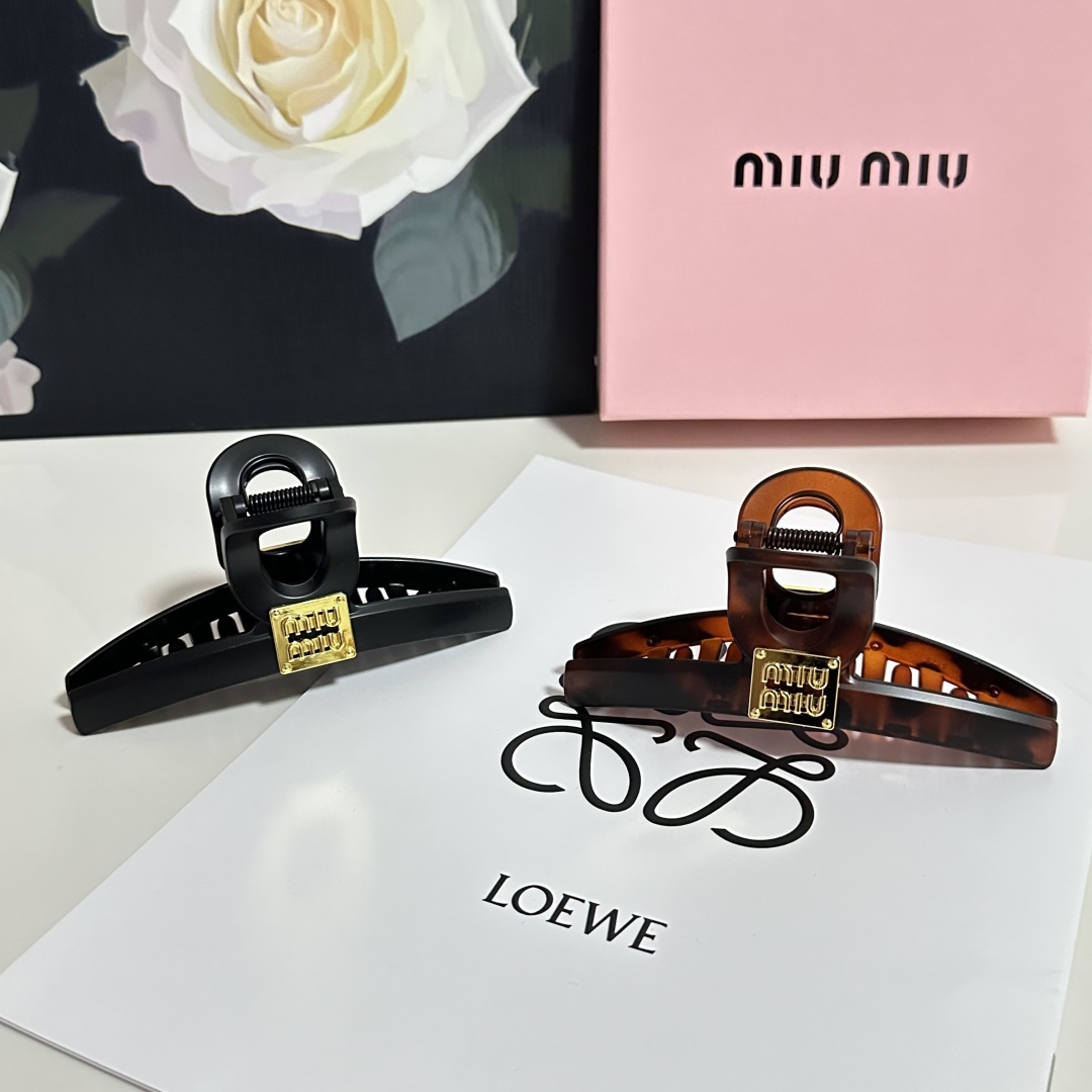  配专柜包装 
MiuMiu（缪缪）最新爆款来啦✨💫
中古vintage复古抓夹
优雅的girl值得入手