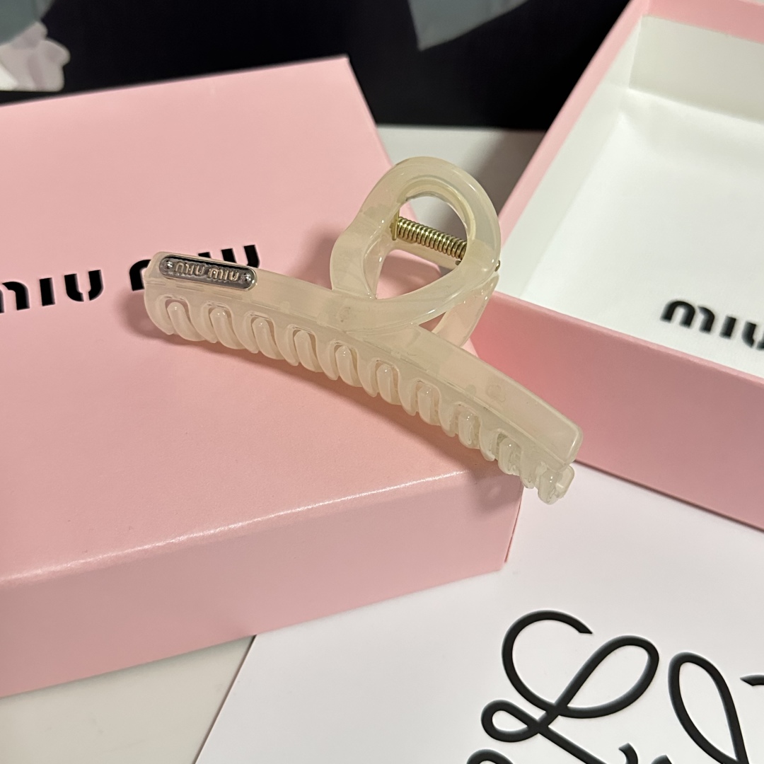  （单个）配专柜包装 
MiuMiu（缪缪）最新爆款来啦✨💫
中古vintage复古抓夹
优雅的girl