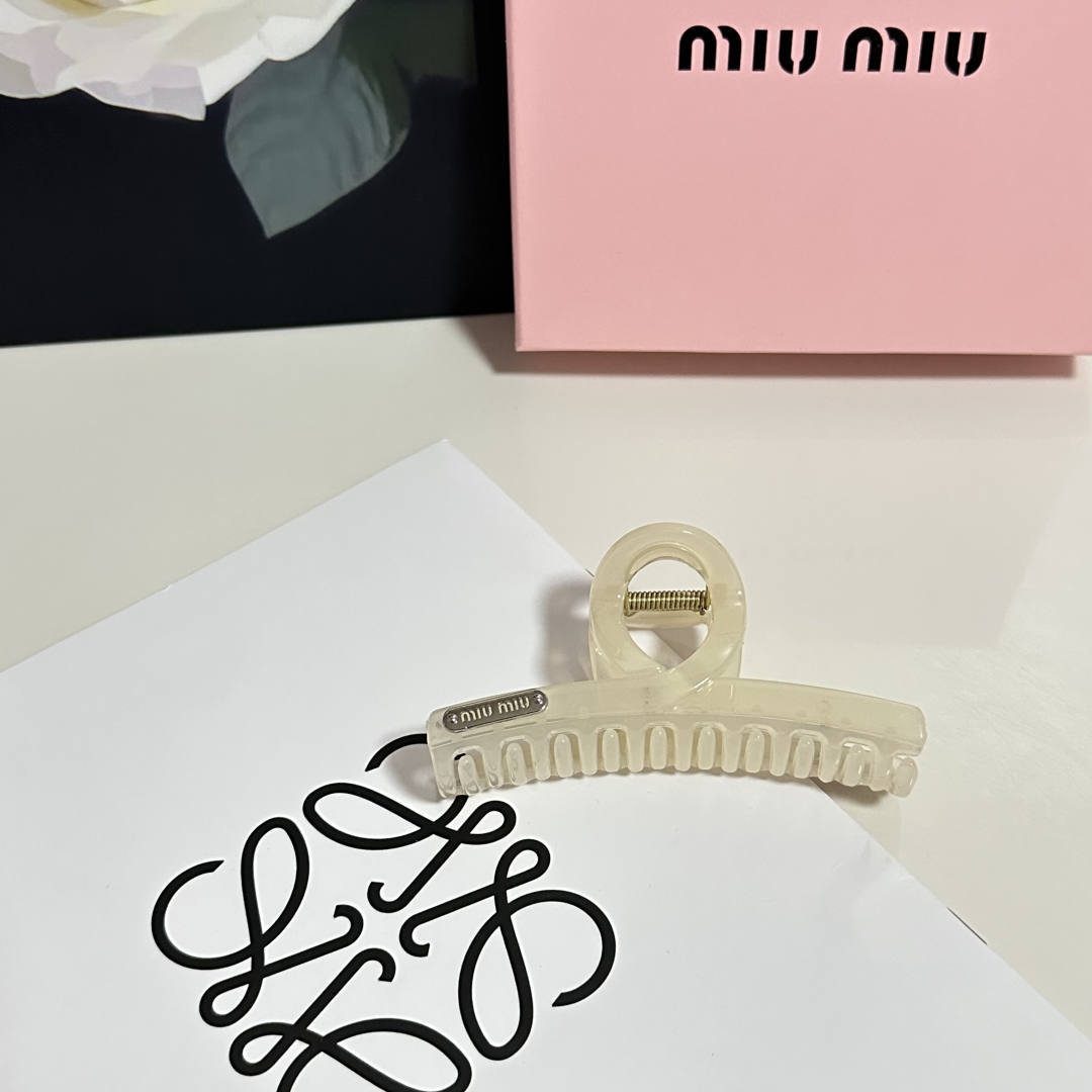  （单个）配专柜包装 
MiuMiu（缪缪）最新爆款来啦✨💫
中古vintage复古抓夹
优雅的girl