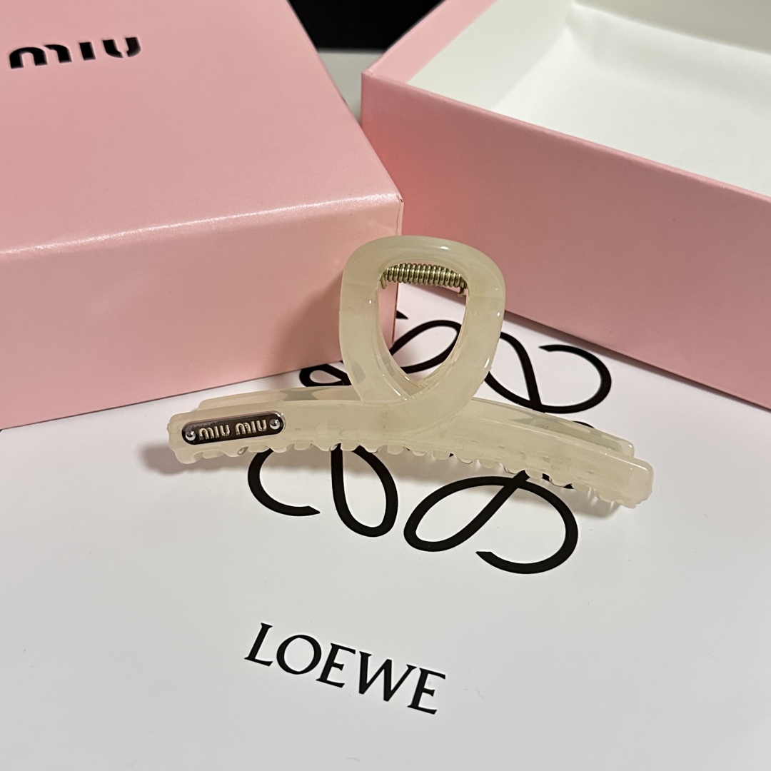  （单个）配专柜包装 
MiuMiu（缪缪）最新爆款来啦✨💫
中古vintage复古抓夹
优雅的girl
