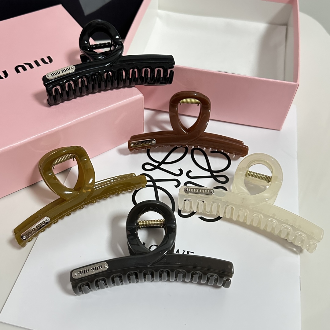  （单个）配专柜包装 
MiuMiu（缪缪）最新爆款来啦✨💫
中古vintage复古抓夹
优雅的girl