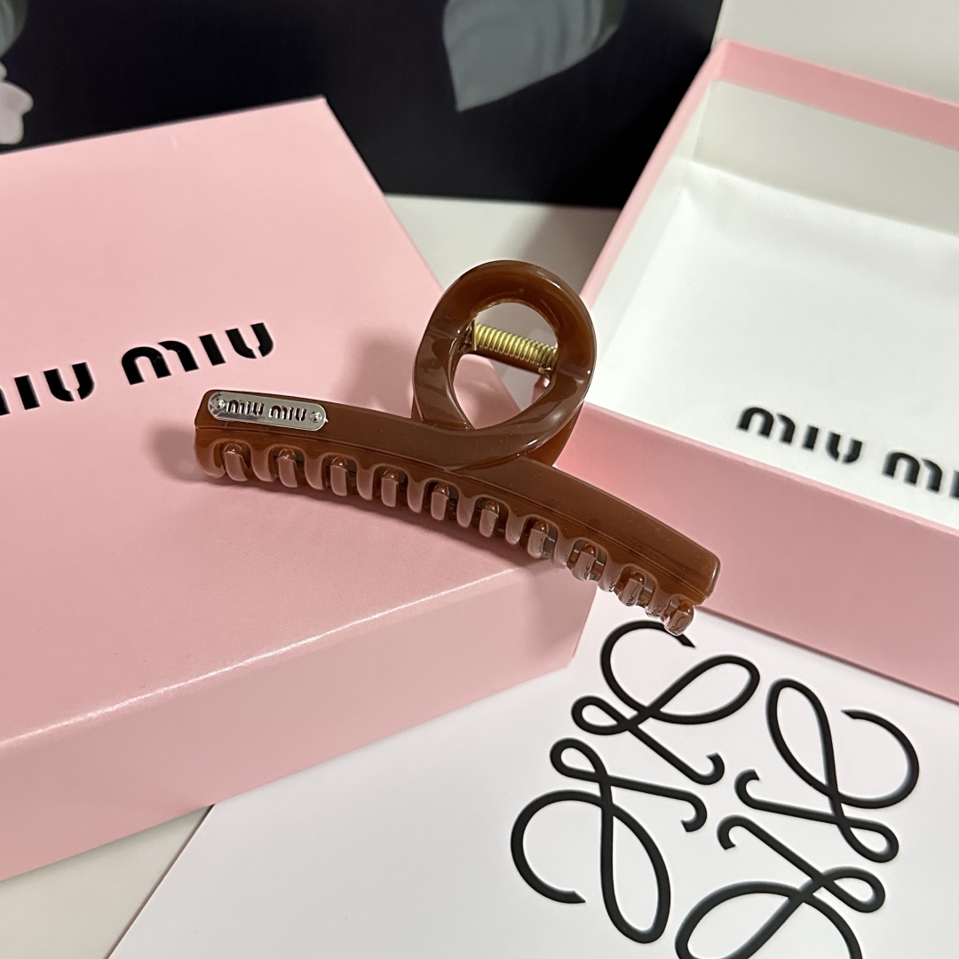  （单个）配专柜包装 
MiuMiu（缪缪）最新爆款来啦✨💫
中古vintage复古抓夹
优雅的girl