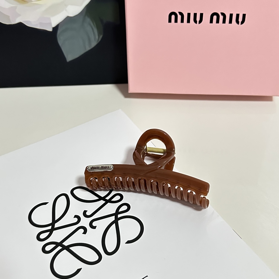  （单个）配专柜包装 
MiuMiu（缪缪）最新爆款来啦✨💫
中古vintage复古抓夹
优雅的girl