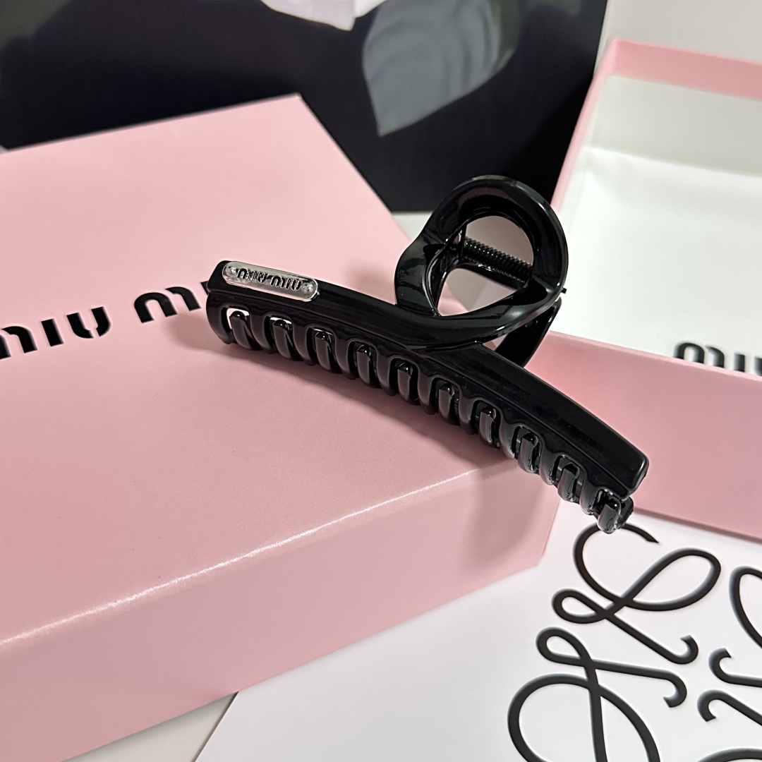  （单个）配专柜包装 
MiuMiu（缪缪）最新爆款来啦✨💫
中古vintage复古抓夹
优雅的girl