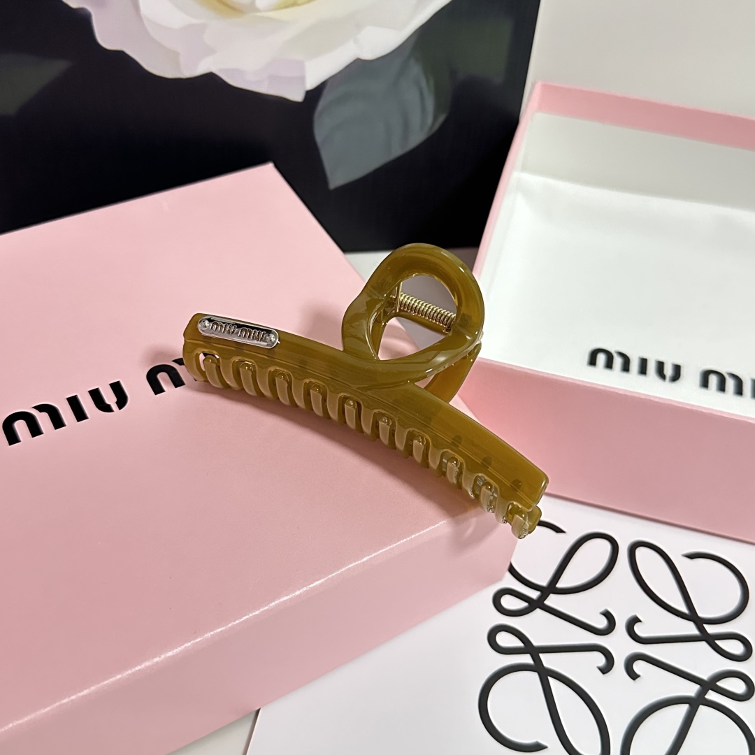  （单个）配专柜包装 
MiuMiu（缪缪）最新爆款来啦✨💫
中古vintage复古抓夹
优雅的girl