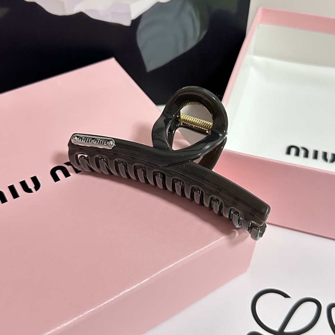  （单个）配专柜包装 
MiuMiu（缪缪）最新爆款来啦✨💫
中古vintage复古抓夹
优雅的girl