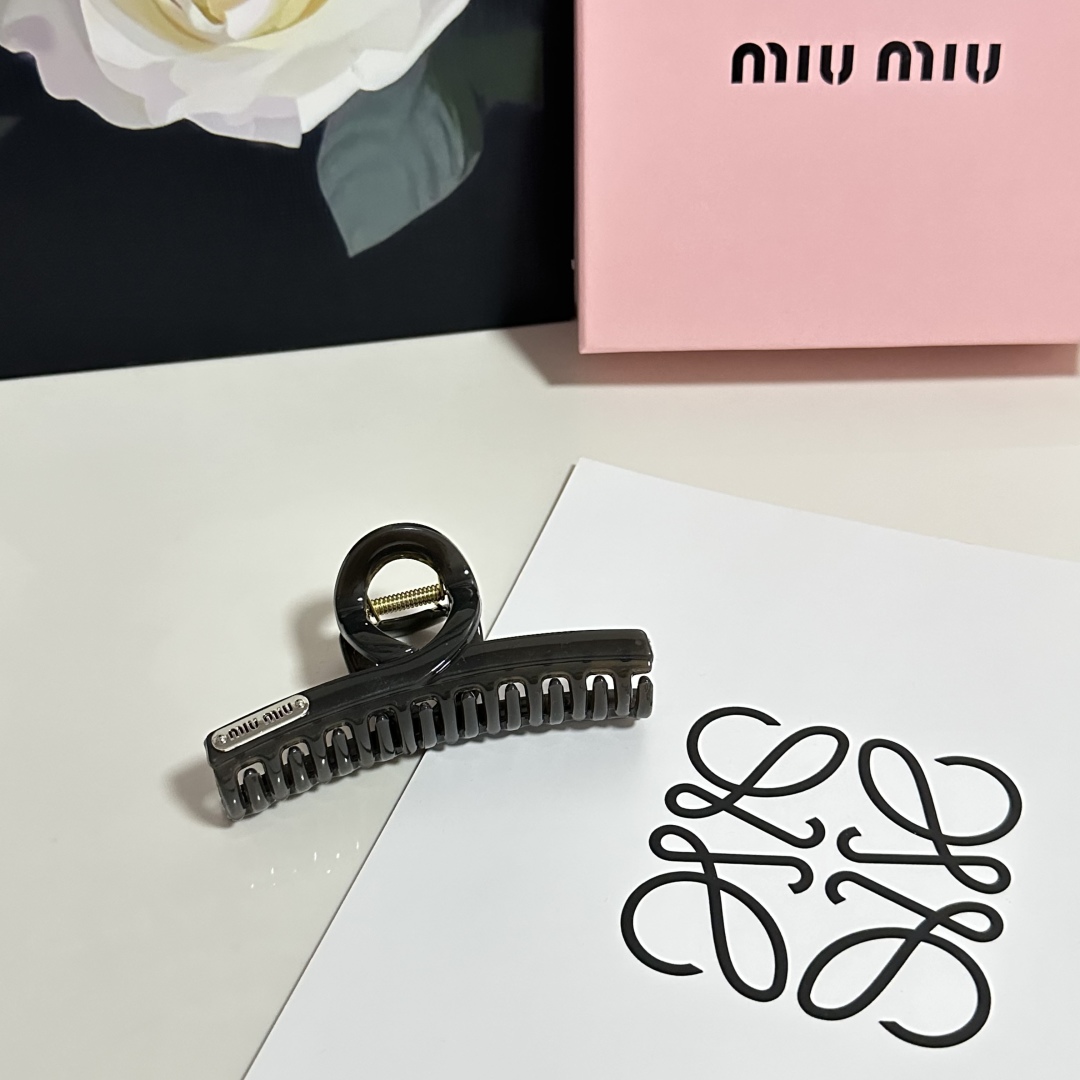  （单个）配专柜包装 
MiuMiu（缪缪）最新爆款来啦✨💫
中古vintage复古抓夹
优雅的girl