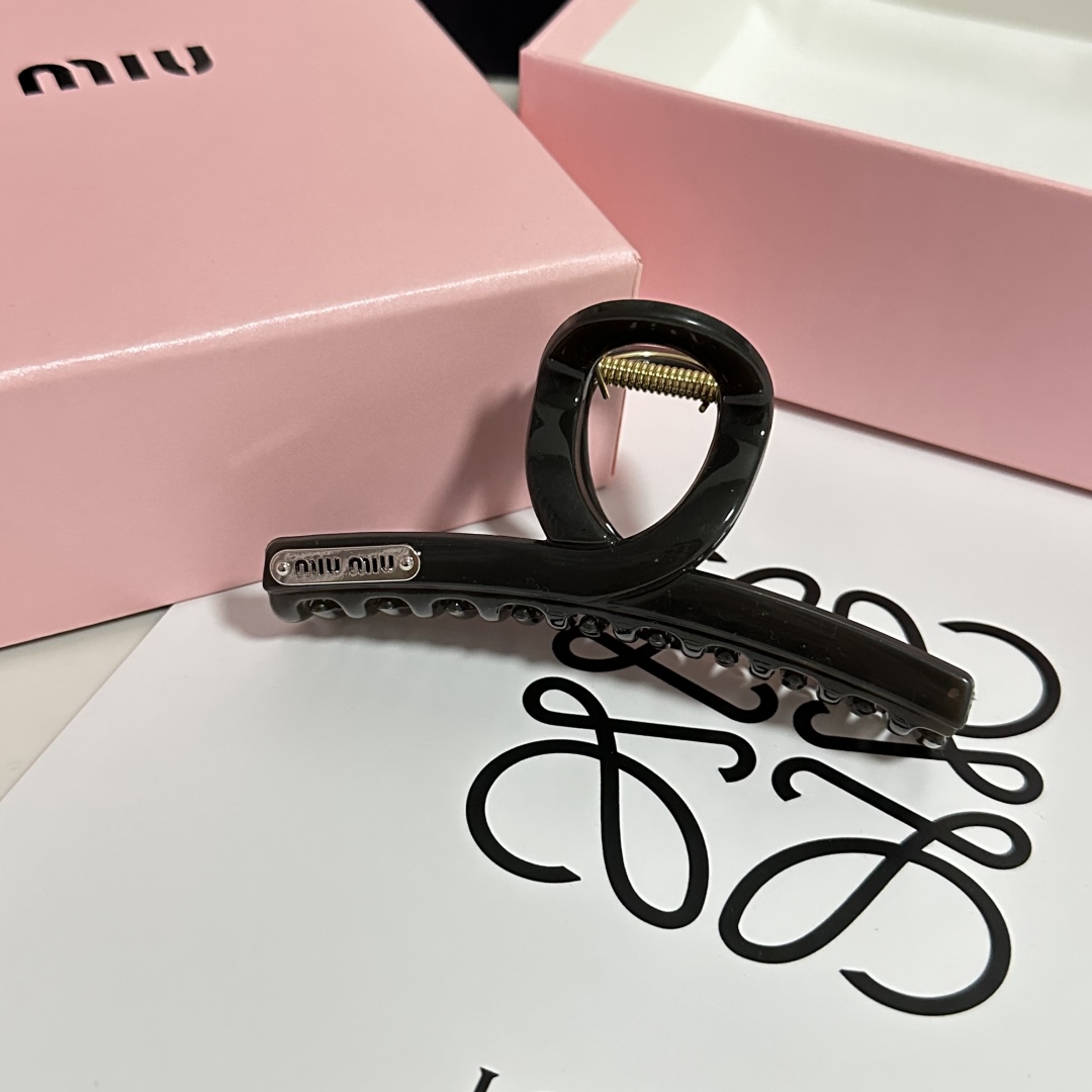  （单个）配专柜包装 
MiuMiu（缪缪）最新爆款来啦✨💫
中古vintage复古抓夹
优雅的girl