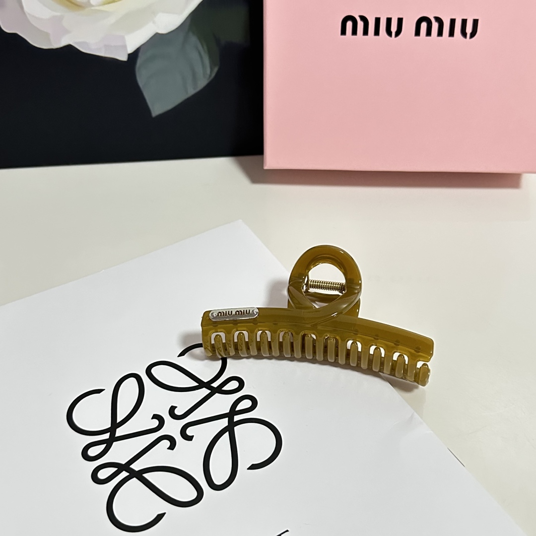  （单个）配专柜包装 
MiuMiu（缪缪）最新爆款来啦✨💫
中古vintage复古抓夹
优雅的girl