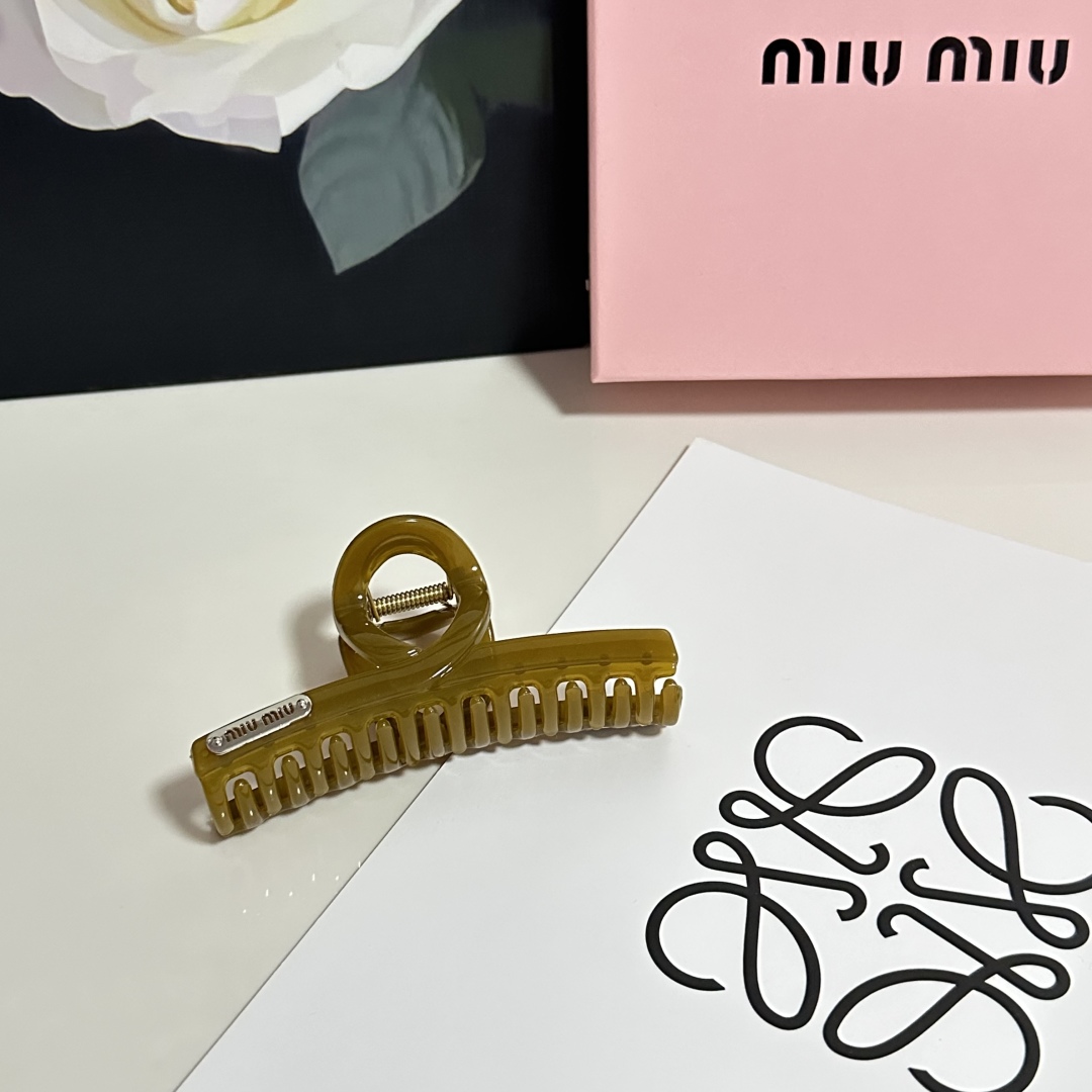  （单个）配专柜包装 
MiuMiu（缪缪）最新爆款来啦✨💫
中古vintage复古抓夹
优雅的girl