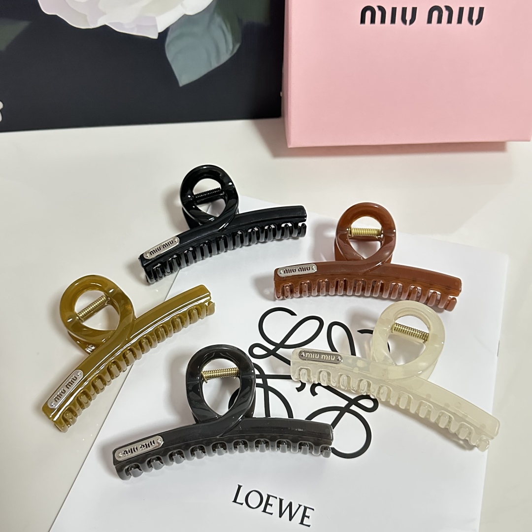  （单个）配专柜包装 
MiuMiu（缪缪）最新爆款来啦✨💫
中古vintage复古抓夹
优雅的girl