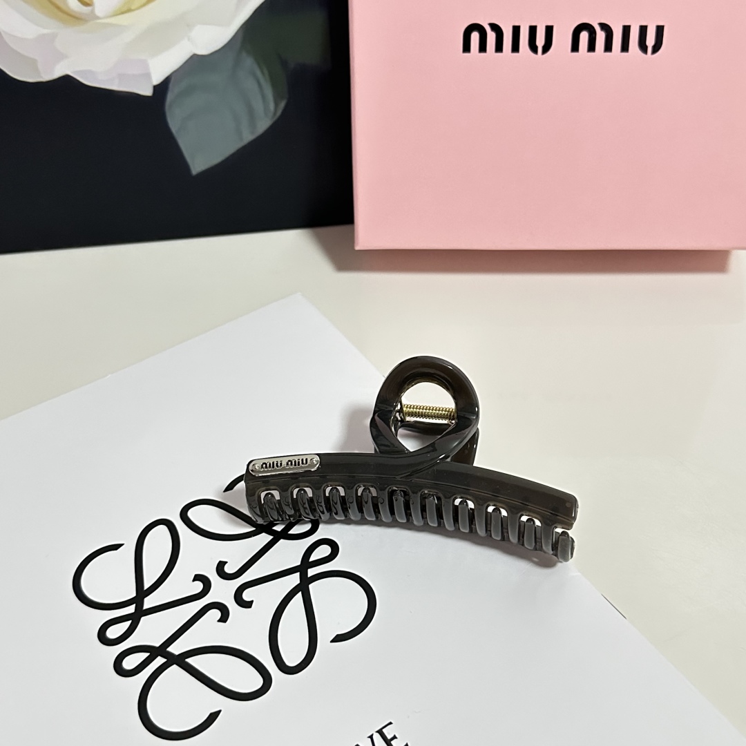  （单个）配专柜包装 
MiuMiu（缪缪）最新爆款来啦✨💫
中古vintage复古抓夹
优雅的girl