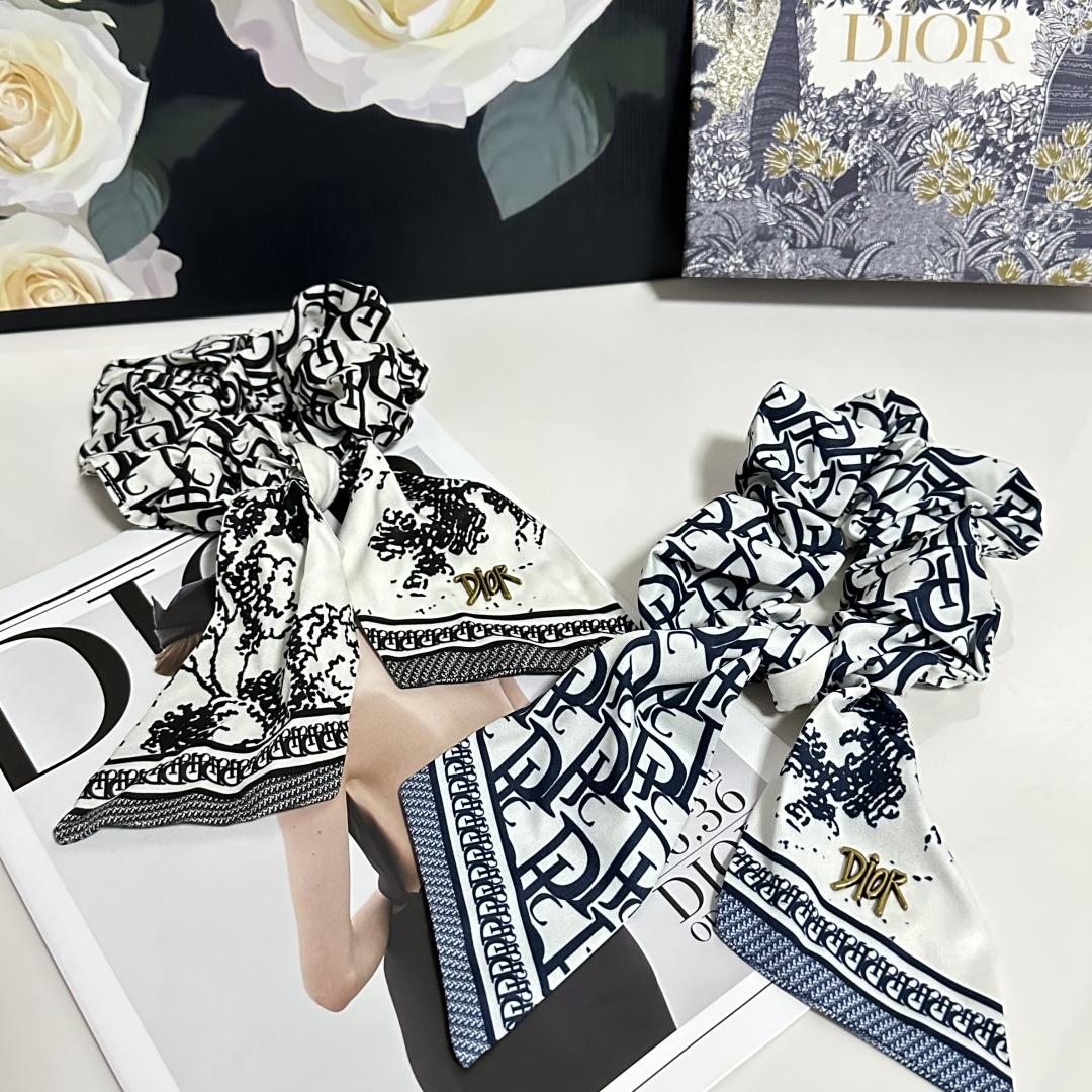  配包装
DIOR（迪奥）经典老花发圈 带头上或者手上都非常好看  时尚百搭人手必备单品☑️