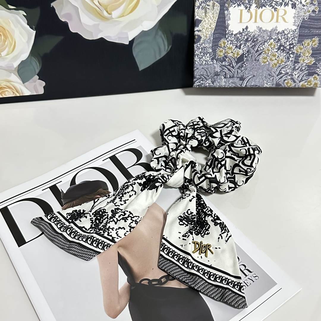  配包装
DIOR（迪奥）经典老花发圈 带头上或者手上都非常好看  时尚百搭人手必备单品☑️