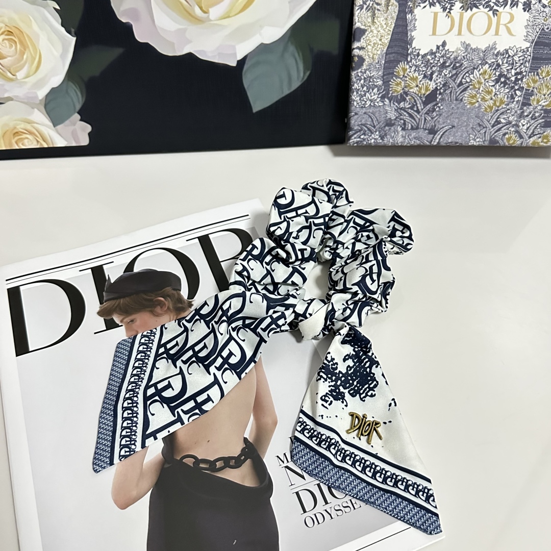  配包装
DIOR（迪奥）经典老花发圈 带头上或者手上都非常好看  时尚百搭人手必备单品☑️