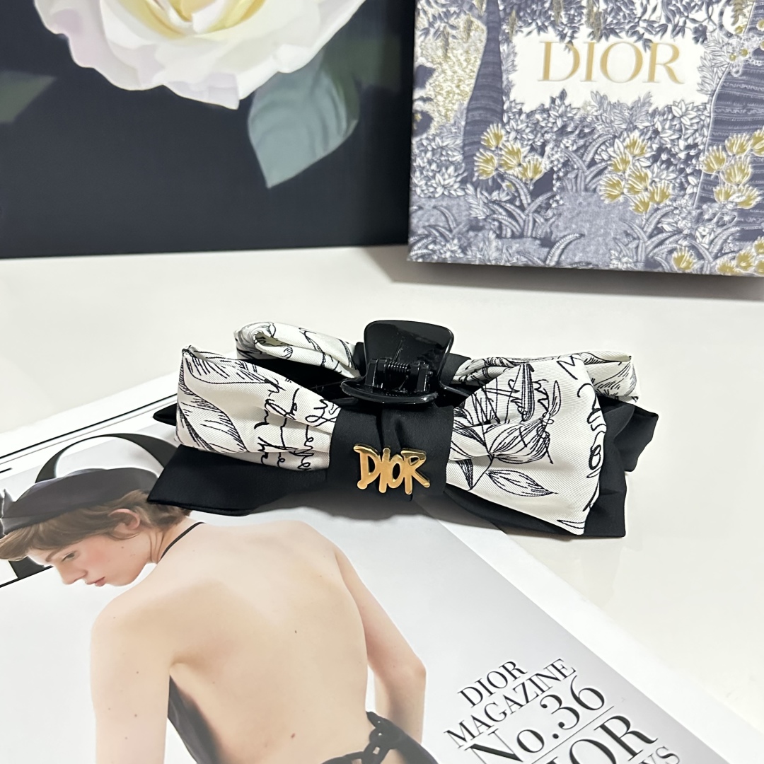  配包装
DIOR（迪奥）经典水墨画抓夹，带头上非常好看  时尚百搭人手必备单品☑️