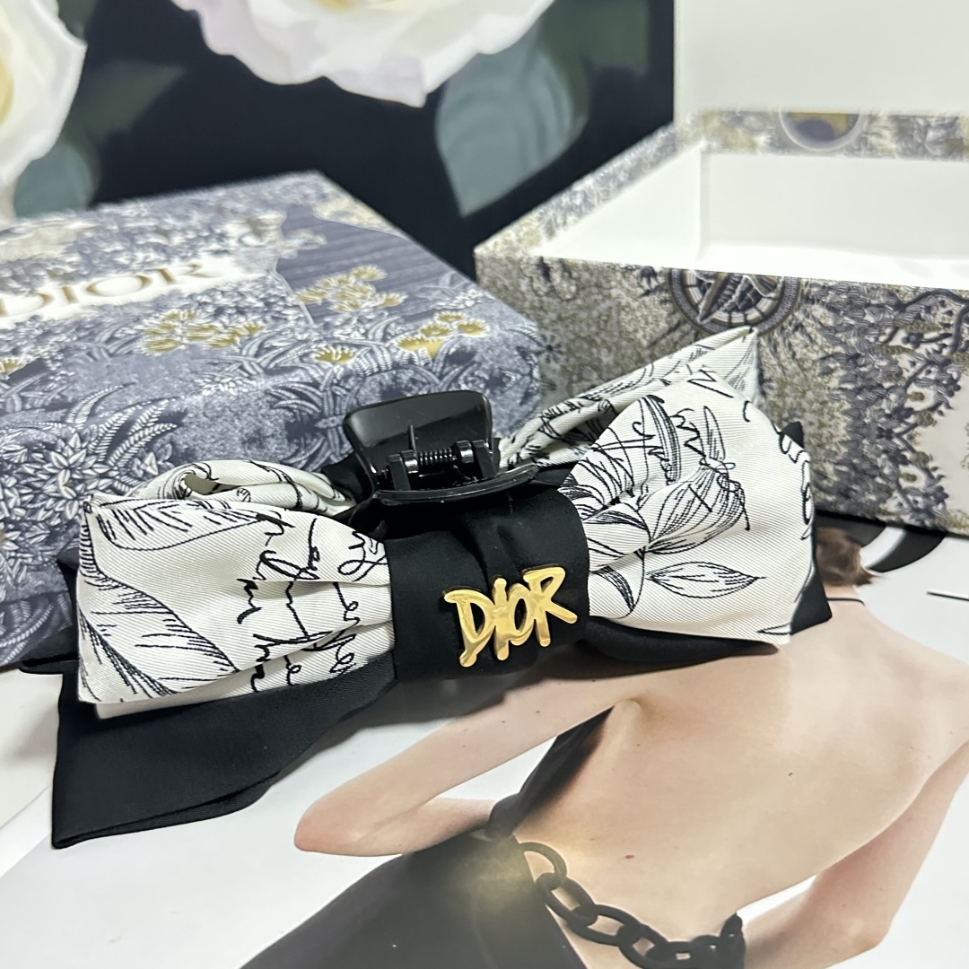  配包装
DIOR（迪奥）经典水墨画抓夹，带头上非常好看  时尚百搭人手必备单品☑️
