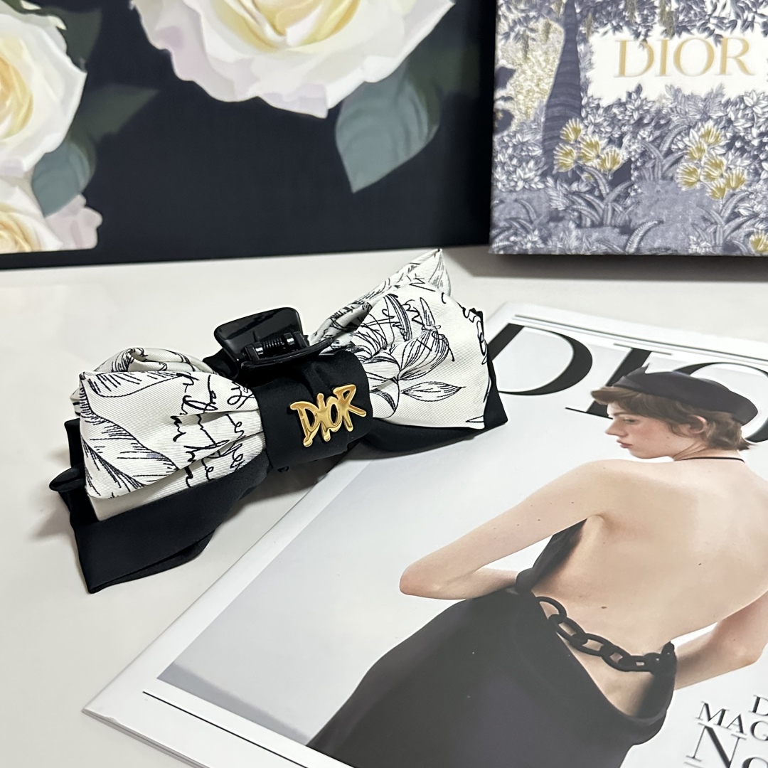  配包装
DIOR（迪奥）经典水墨画抓夹，带头上非常好看  时尚百搭人手必备单品☑️