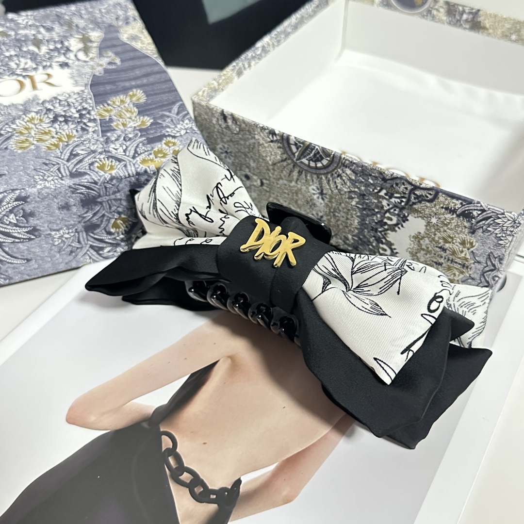  配包装
DIOR（迪奥）经典水墨画抓夹，带头上非常好看  时尚百搭人手必备单品☑️