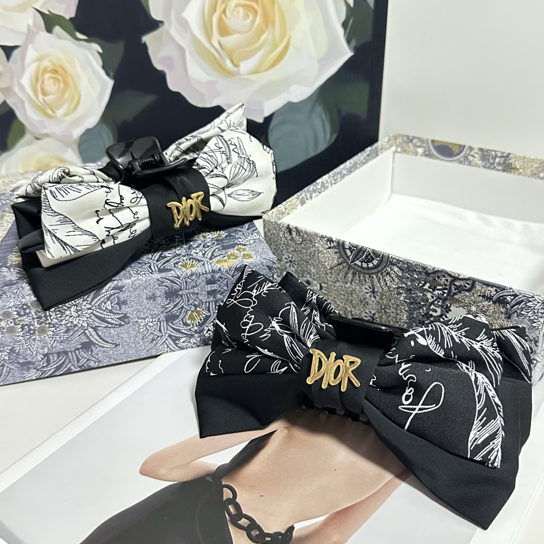  配包装
DIOR（迪奥）经典水墨画抓夹，带头上非常好看  时尚百搭人手必备单品☑️