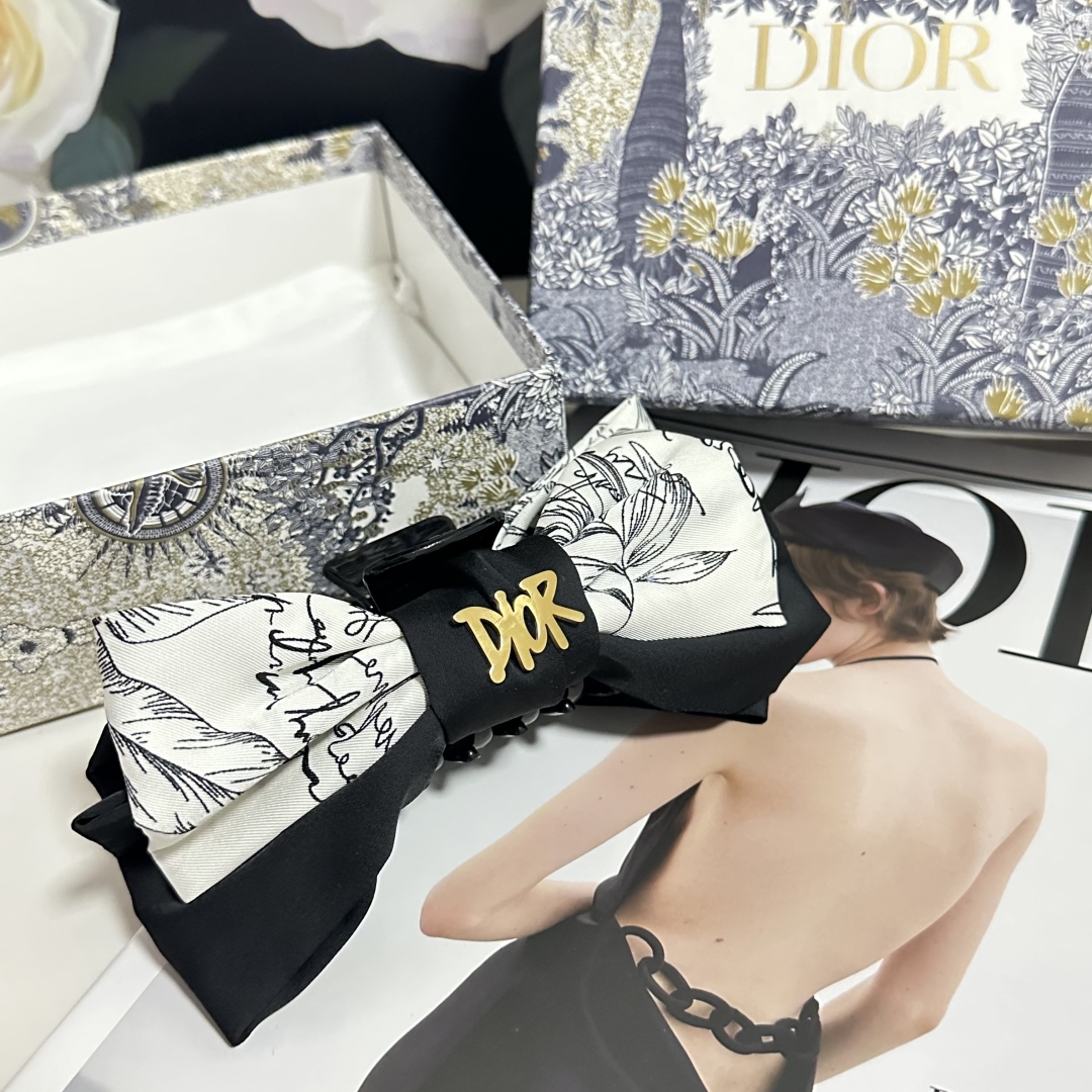  配包装
DIOR（迪奥）经典水墨画抓夹，带头上非常好看  时尚百搭人手必备单品☑️
