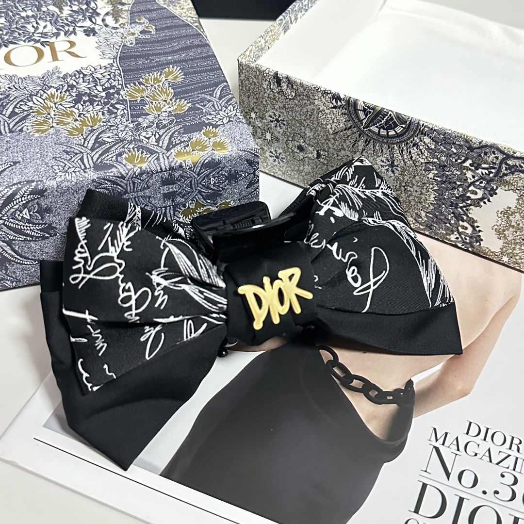  配包装
DIOR（迪奥）经典水墨画抓夹，带头上非常好看  时尚百搭人手必备单品☑️