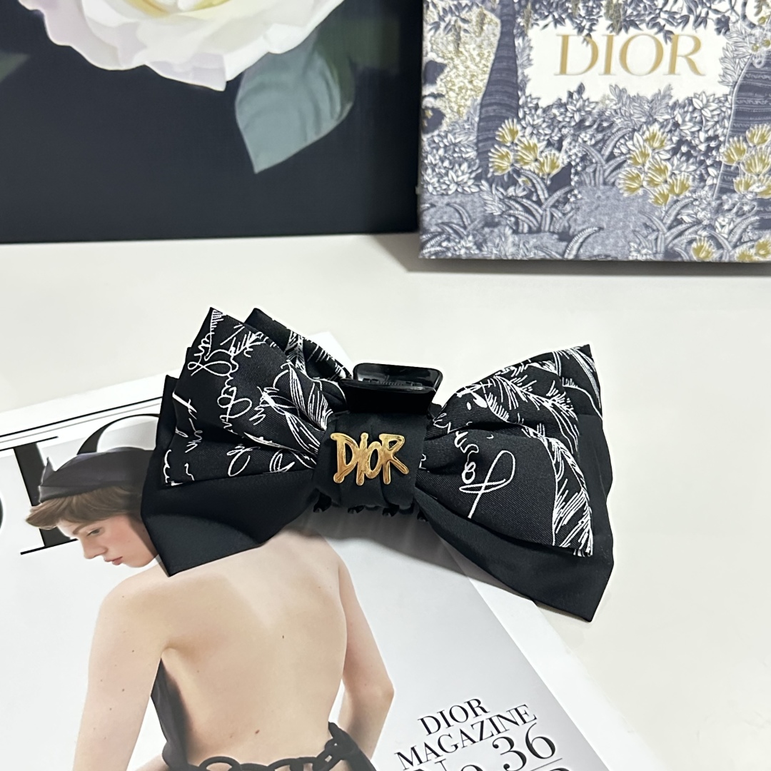  配包装
DIOR（迪奥）经典水墨画抓夹，带头上非常好看  时尚百搭人手必备单品☑️