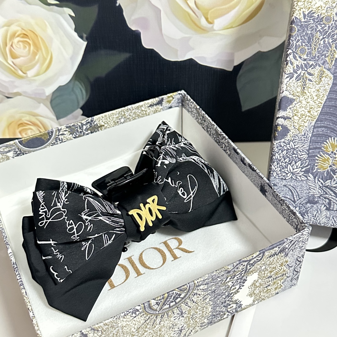  配包装
DIOR（迪奥）经典水墨画抓夹，带头上非常好看  时尚百搭人手必备单品☑️