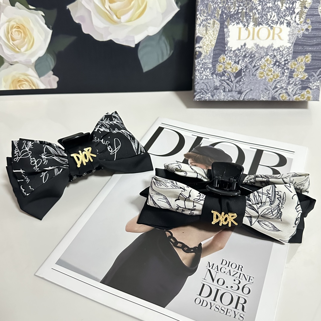  配包装
DIOR（迪奥）经典水墨画抓夹，带头上非常好看  时尚百搭人手必备单品☑️