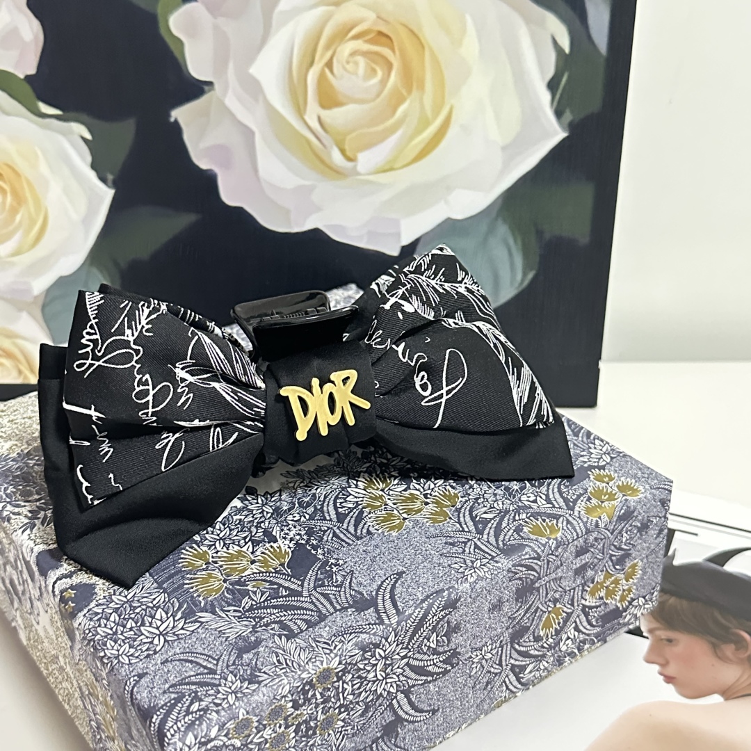  配包装
DIOR（迪奥）经典水墨画抓夹，带头上非常好看  时尚百搭人手必备单品☑️