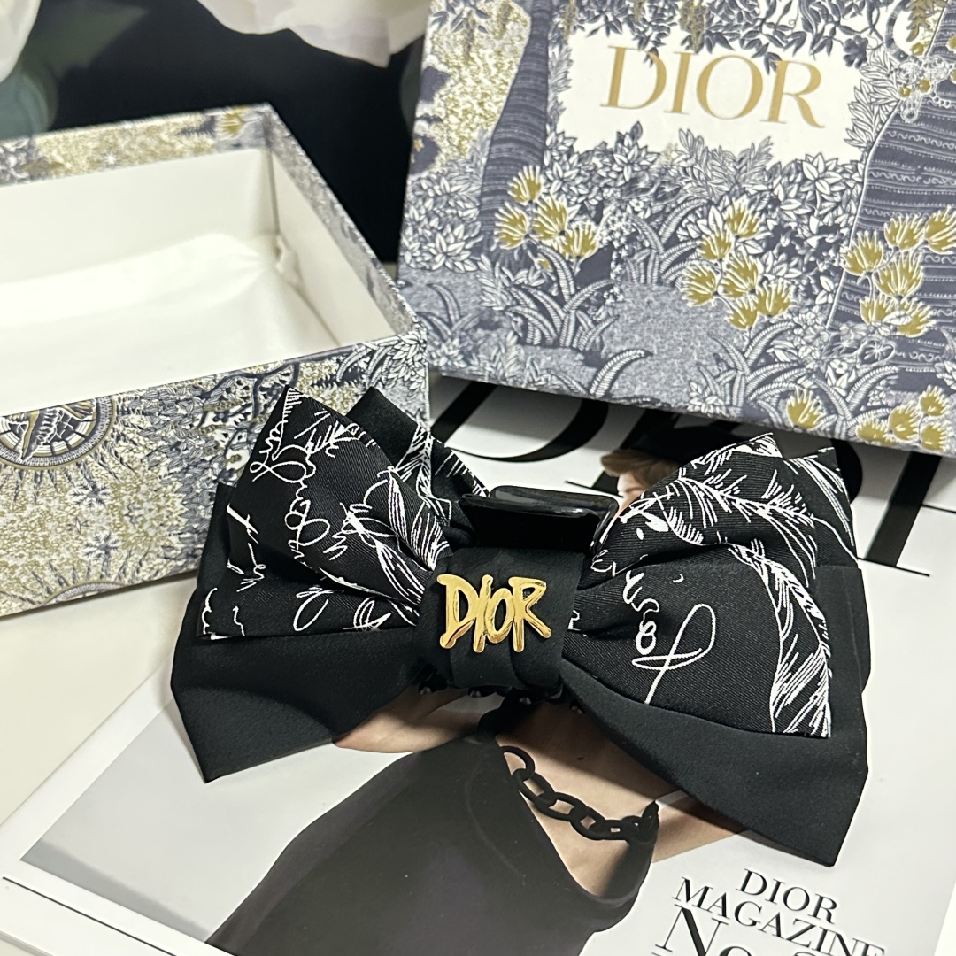  配包装
DIOR（迪奥）经典水墨画抓夹，带头上非常好看  时尚百搭人手必备单品☑️