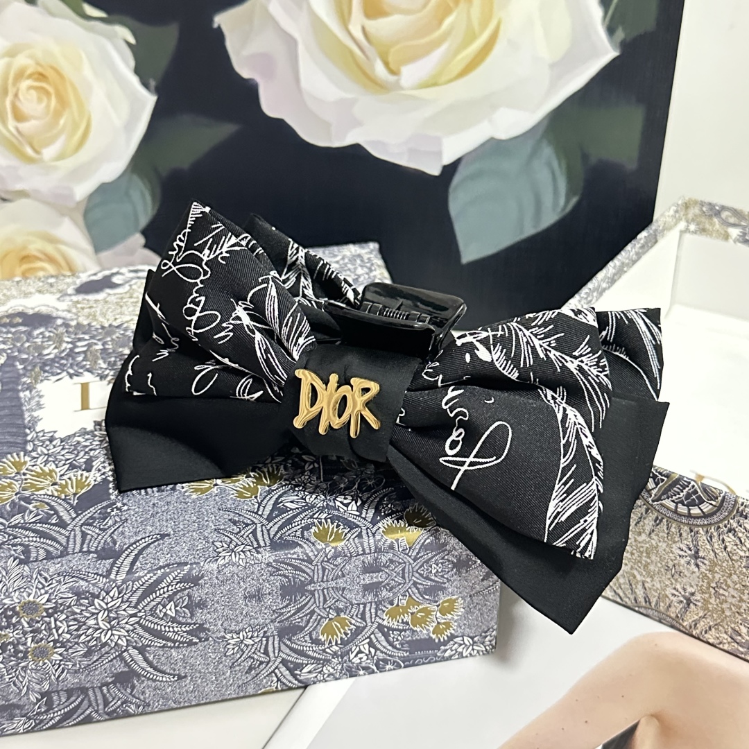  配包装
DIOR（迪奥）经典水墨画抓夹，带头上非常好看  时尚百搭人手必备单品☑️