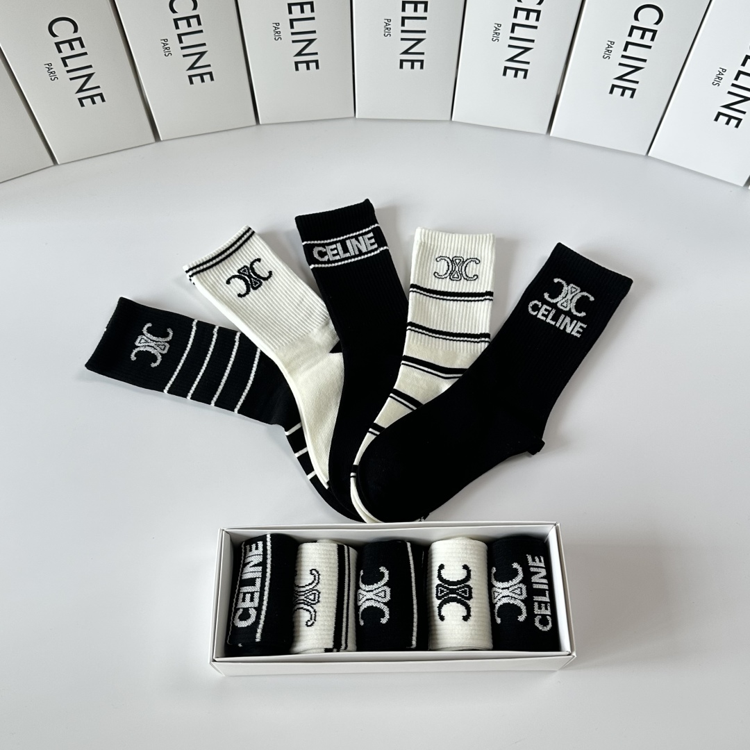  💛配专柜包装
Celine（赛琳）新款中长款堆堆袜袜子！一盒五双，专柜同步筒袜袜子，大牌出街，潮人必备