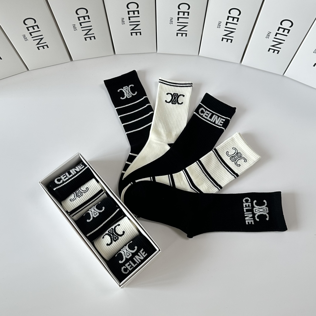  💛配专柜包装
Celine（赛琳）新款中长款堆堆袜袜子！一盒五双，专柜同步筒袜袜子，大牌出街，潮人必备