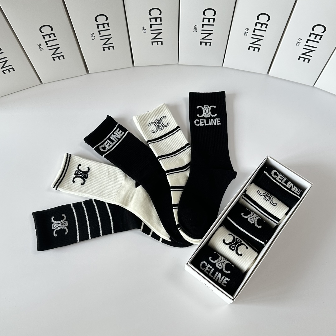  💛配专柜包装
Celine（赛琳）新款中长款堆堆袜袜子！一盒五双，专柜同步筒袜袜子，大牌出街，潮人必备