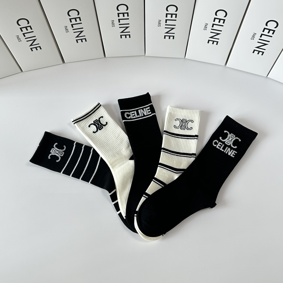  💛配专柜包装
Celine（赛琳）新款中长款堆堆袜袜子！一盒五双，专柜同步筒袜袜子，大牌出街，潮人必备